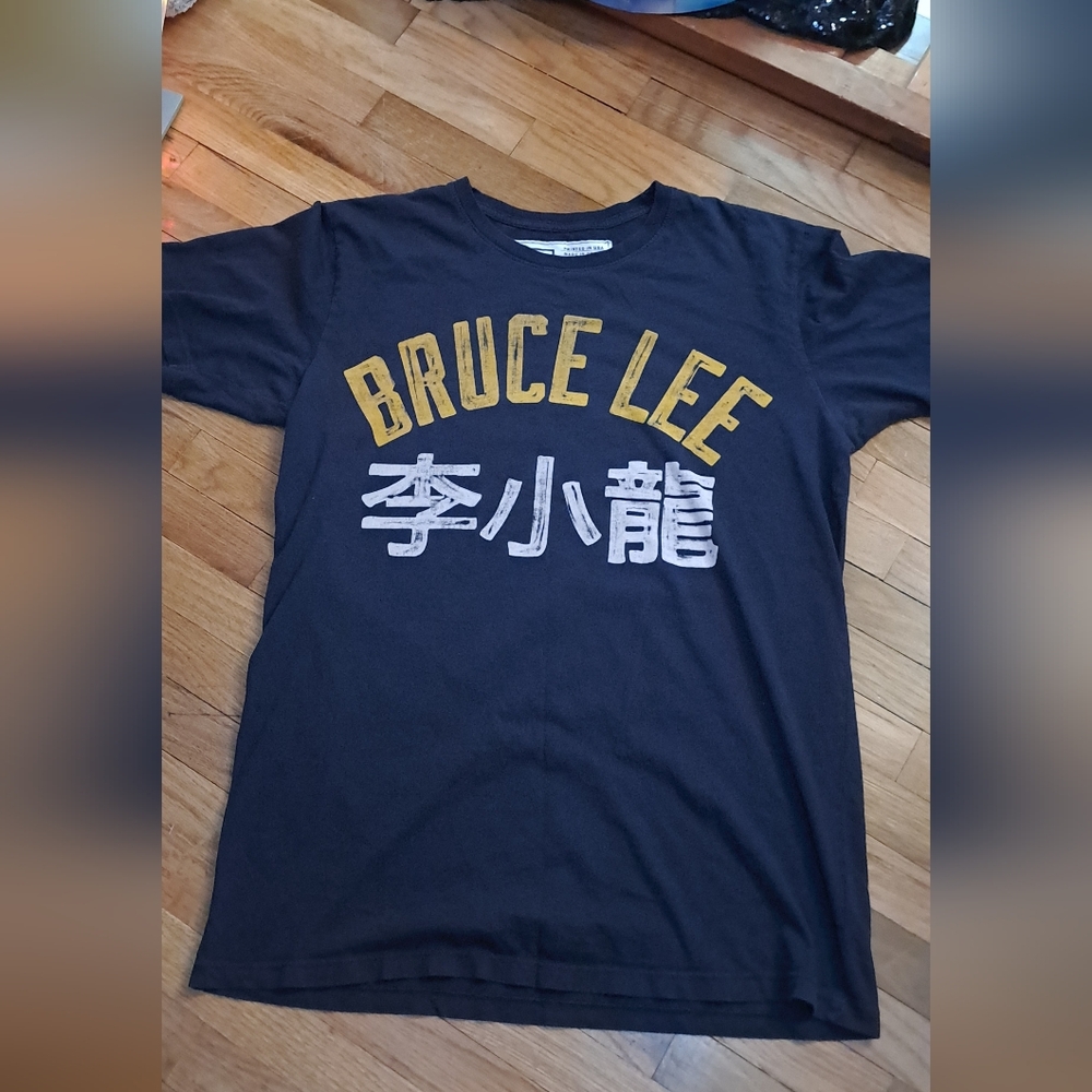Roots of Fight Sports Legends Black Bruce Lee Graphic T-Shirt. XL
